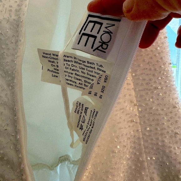 Beautiful Ball Gown Wedding Dress - Picture 6 of 6